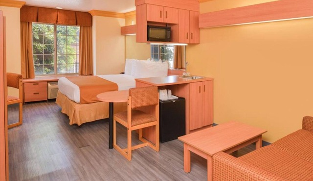 H3 Inn & Suites - LAX Airport - Los Angeles