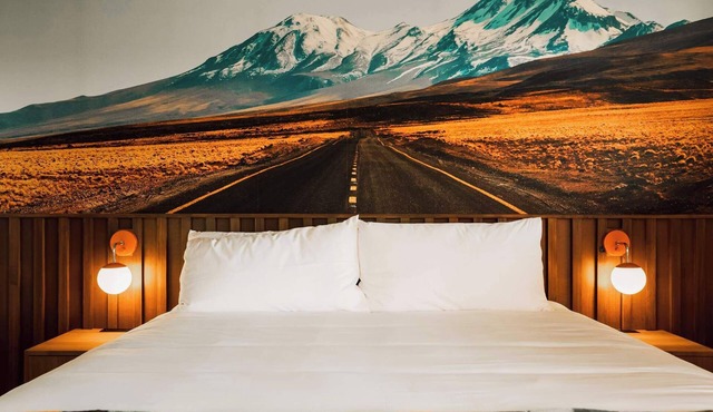 Highway Horizon Haven | La Vista Motel | 202