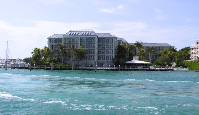 Historic Old Town Waterfront Marina View 1-Bed Galleon + Beach + Sunset Tiki Bar