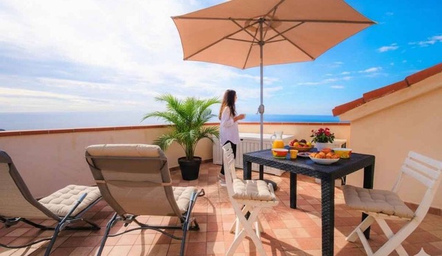 Holiday apartment with air conditioning and roof terrace with sea view