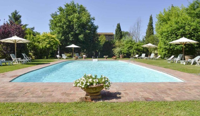 Holiday apartment with outdoor pool and WiFi