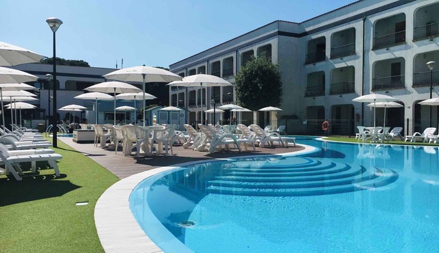 Holiday flat with outdoor pool