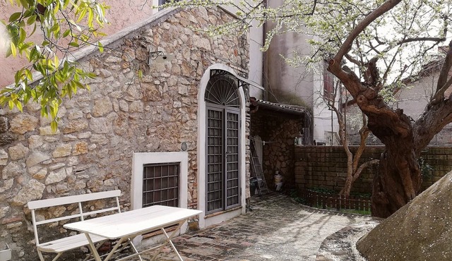 Holiday Home 'La Casa Del Susino Historic' with Wi-Fi