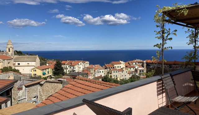 Holiday house with sea view and sun terrace, 4 km to beach