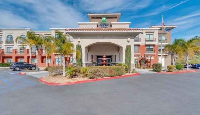 Holiday Inn Express Hotel & Suites Lake Elsinore by IHG