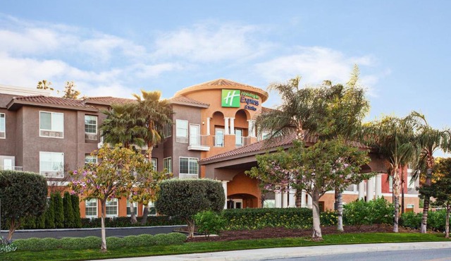 Holiday Inn Express & Suites Corona by IHG