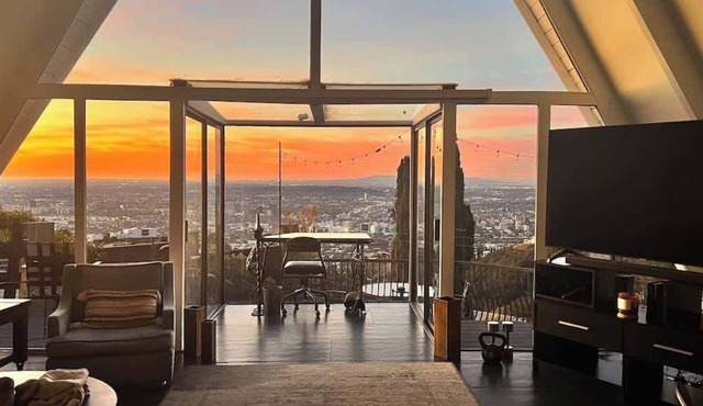 Hollywood Hills Zen Villa ~Jetliner Views, Hot Tub