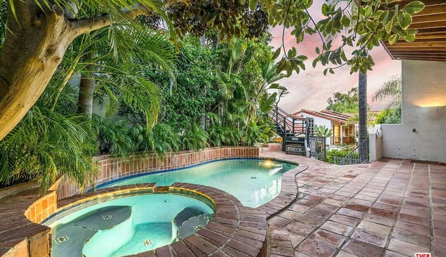 Hollywood Villa, The Best location! 1 Block From Hollywood Blvd.
