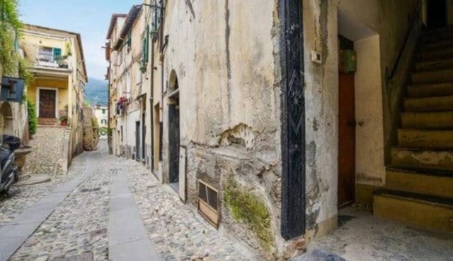 House located in the historic center of Taggia, small pets allowed