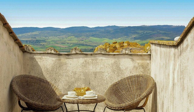 House with art in mediaeval borgo in Maremma