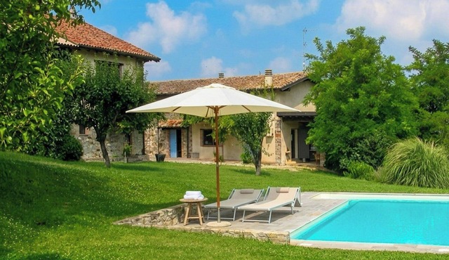 House with garden and salt pool in Oltrepò