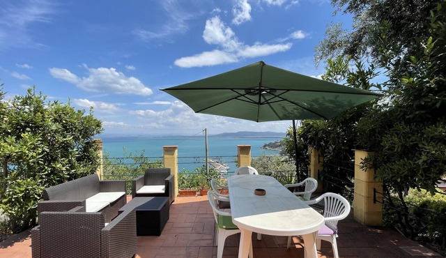 House with garden and panoramic terrace on the sea