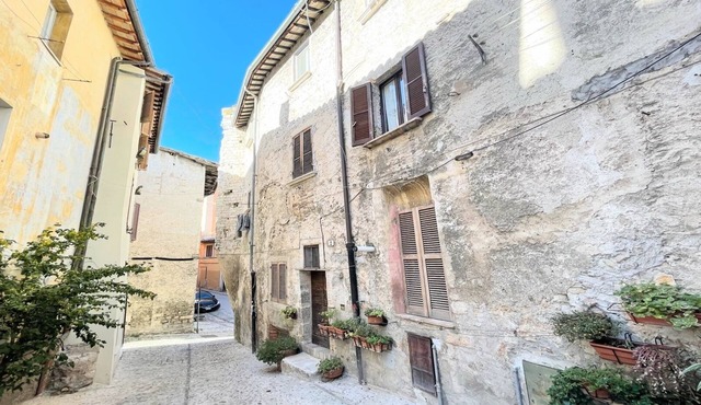 huge town house in Spoleto storico - car unnecessary - wifi - sleeps 10