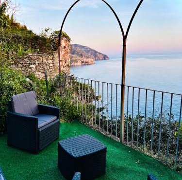 Il Grecale - The Cliff Retreat