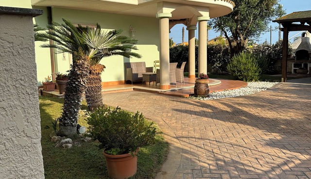 In quiet and relaxing setting 1.5km from the sea, suitable for families and friends,