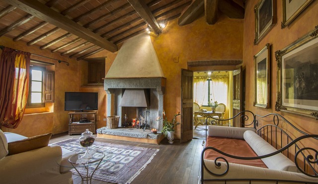 Independent villa in the heart of Tuscany, sleeps 14, 6 bedrooms, 5 bathrooms