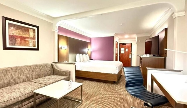 Jetsetter's Delight | Spacious Stay w/Pool Near Top LA Destinations
