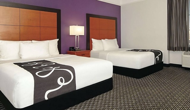Just What You Were Looking For! Spacious unit to Enjoy! Free Parking & Pool