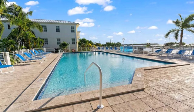 Keys Escape – 4 Stories, Rooftop Views & 3 Suites