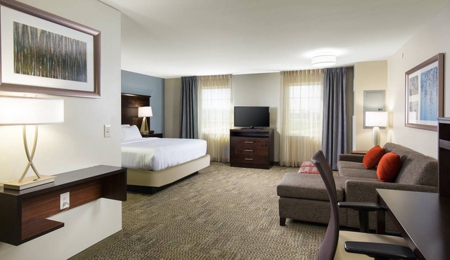 King Studio. Free Breakfast Buffet. Pool & Gym Access.