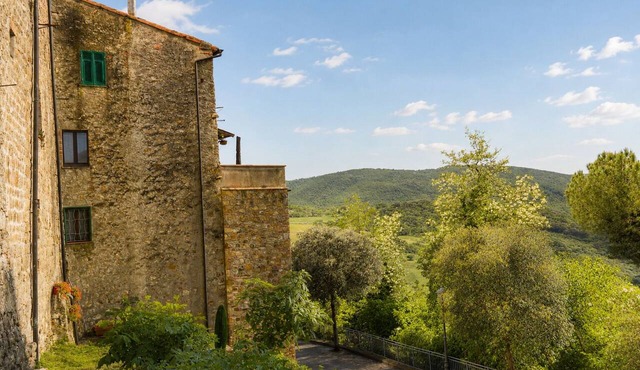 La Castellana – Restored 14th-Century Medieval Home & Garden & Tuscan Hill Views