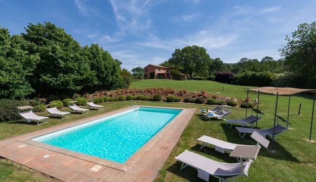 La Scorticata. Elegant family house with swimming pool, surrounded by oak trees.