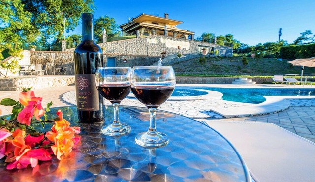 Lake View Luxury Villa and Pool