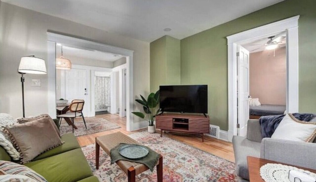 Larchmere Classic Retreat ~ 8 mins to Cleveland Clinic ~ 5 mins to Case Western