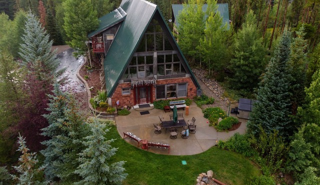 Large Upscale Retreat off Vasquez Rd. Sleeps 14