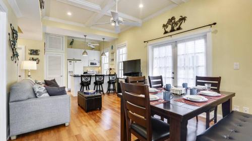 Lazy Gecko by AvantStay