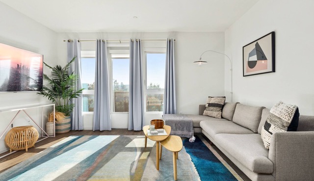 Light-Filled Sanctuary in Iconic Los Angeles