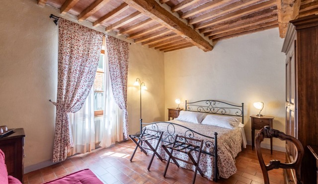 Locanda di Montisi – Castello Room Among the Hills of Montalcino