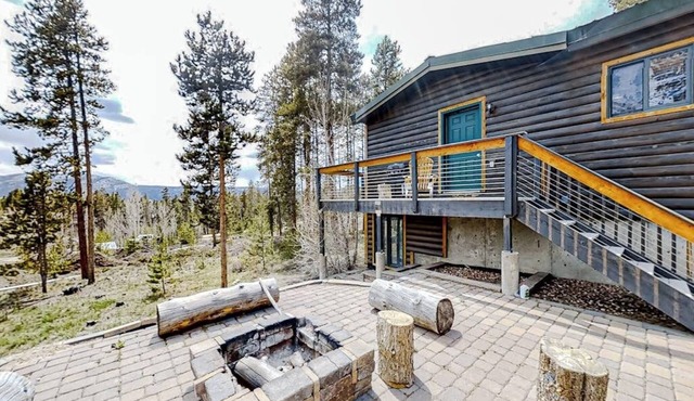 Log Home with Mountain Views, Firepit & Gas Fireplace - Quick Drive to Skiing
