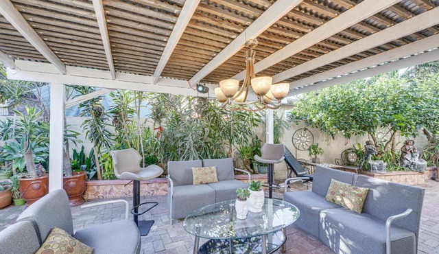 Los Angeles Apartment w/Patio, 4 Mi to Downtown!
