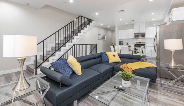 Lovely 5BR + 5BA Family Home near DTLA/USC