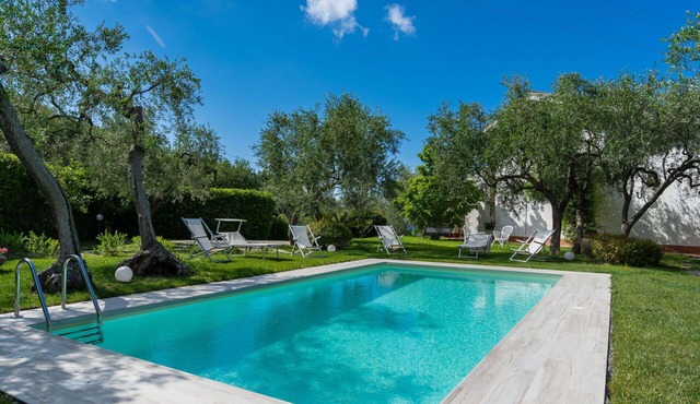 Lovely apartment in villa for 8 guests with pool, WIFI, TV, patio, pets allowed and panoramic view
