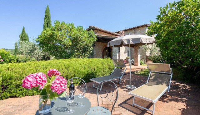Lovely apartment in villa for 2 people with A/C, WIFI, pool, TV and pets allowed