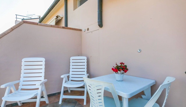 Lovely apartment for 6 guests with A/C, WIFI, TV and balcony