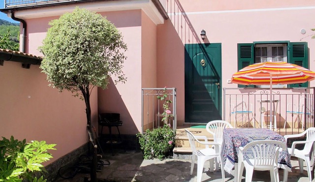 Lovely apartment for 5 guests with TV, terrace, pets allowed and parking