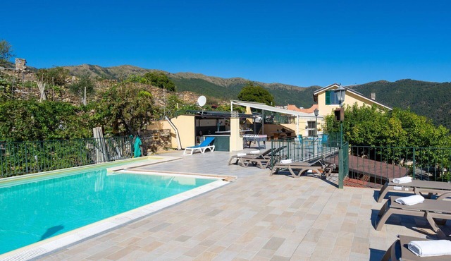 Lovely apartment for 6 people with WIFI, A/C, pool, hot tub, TV and patio