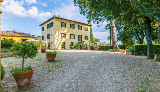 Lovely apartment in villa for 4 guests with WIFI, pool, TV, terrace and pets allowed