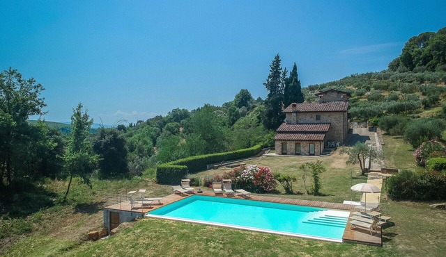 Lovely apartment in villa with A/C, pool, WIFI, TV and pets allowed, close to San Gimignano