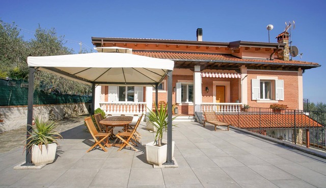 Lovely home in Imperia with WiFi