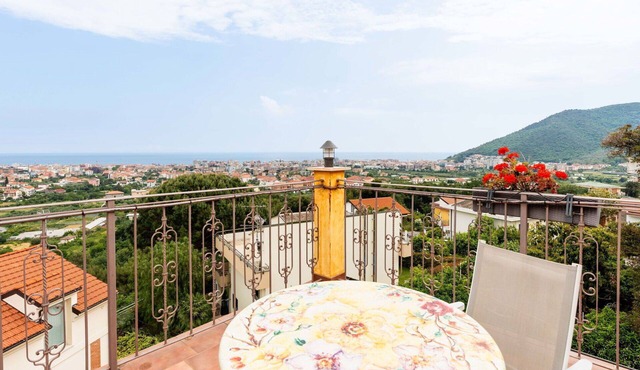 Lovely apartment in villa for 5 people with A/C, pool, WIFI, balcony and pets allowed