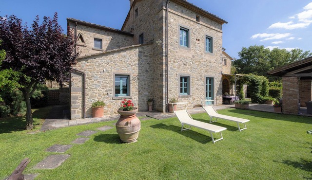 Lovely villa with private pool, located in close distance to Cortona