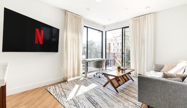 Lux Hotel style 2 bedroom apartment gym parking rooftop