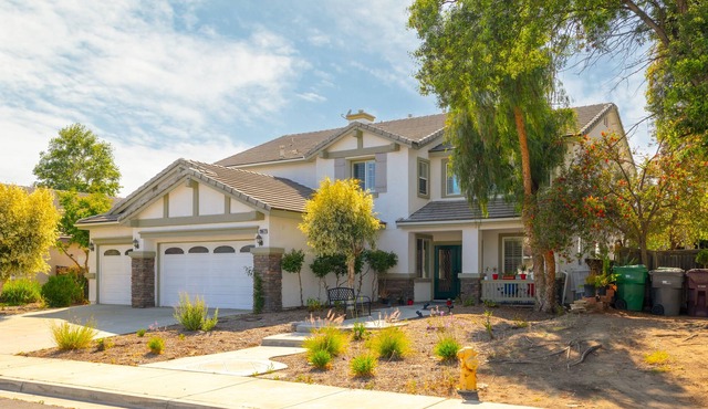 Luxury 6-Bedroom Home w Large 3-Cars Garage & Spacious Yard