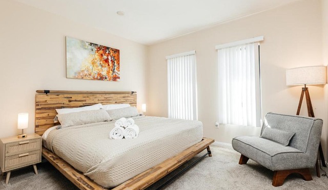Luxury One Bedroom minutes from The Grove