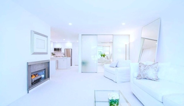 Magnificent Villa Blanca in the heart of Brentwood