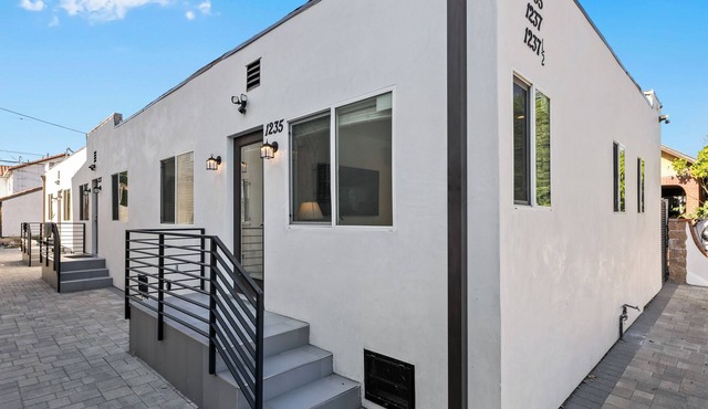 Mid-City Miracle Mile Cozy 1 BR Apt + Parking, Prime Central Location